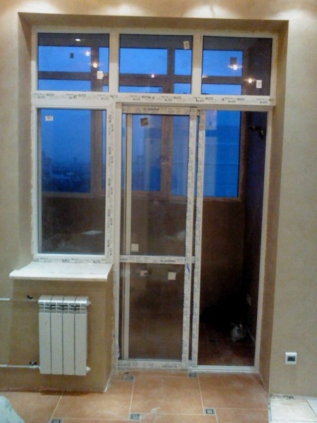 Преимущества установки пластиковых раздвижных дверей на балкон