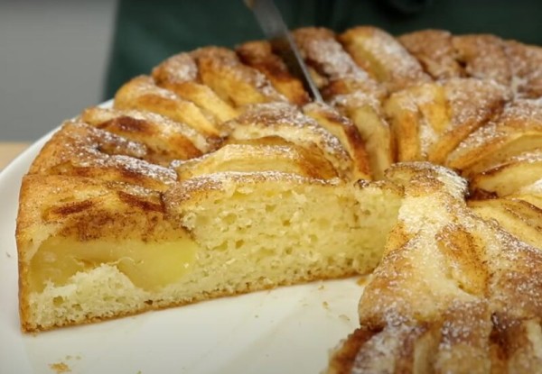 Много яблок и тесто на сметане. Нежный яблочный пирог «как у бабушки»