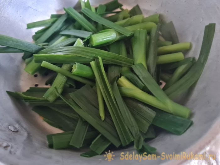 Блюдо с чесночными стрелками